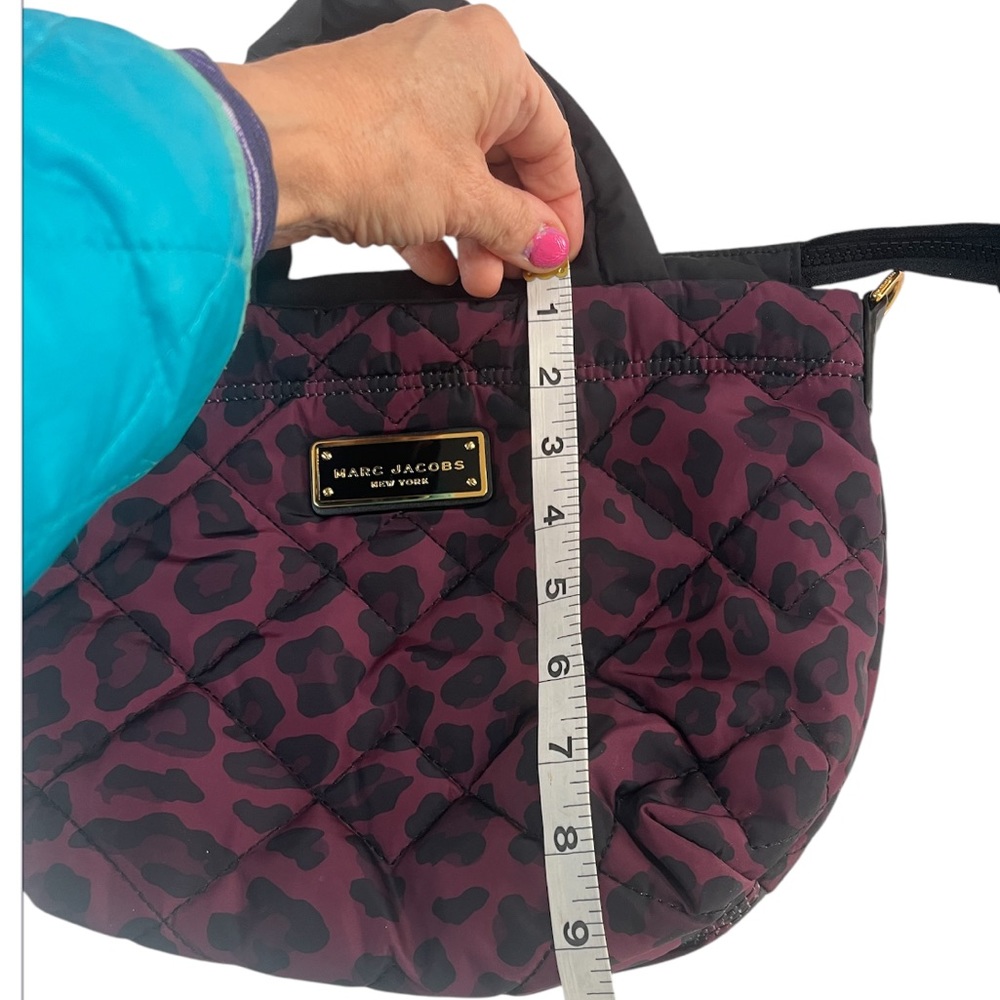 Marc Jacobs QUILTED NYLON MINI TOTE BAG IN BURGUNDY LEOPARD - Picture 4 of 9